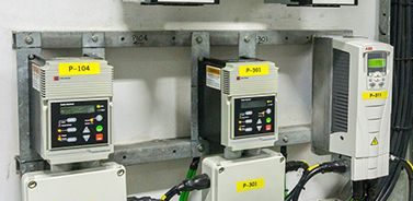 電動機變速驅動器和軟啟動器對電機電流提供什么控制幫助？(圖2)