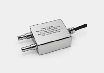 如何通過兩線制壓差傳感器來控制正弦變頻器的頻率？